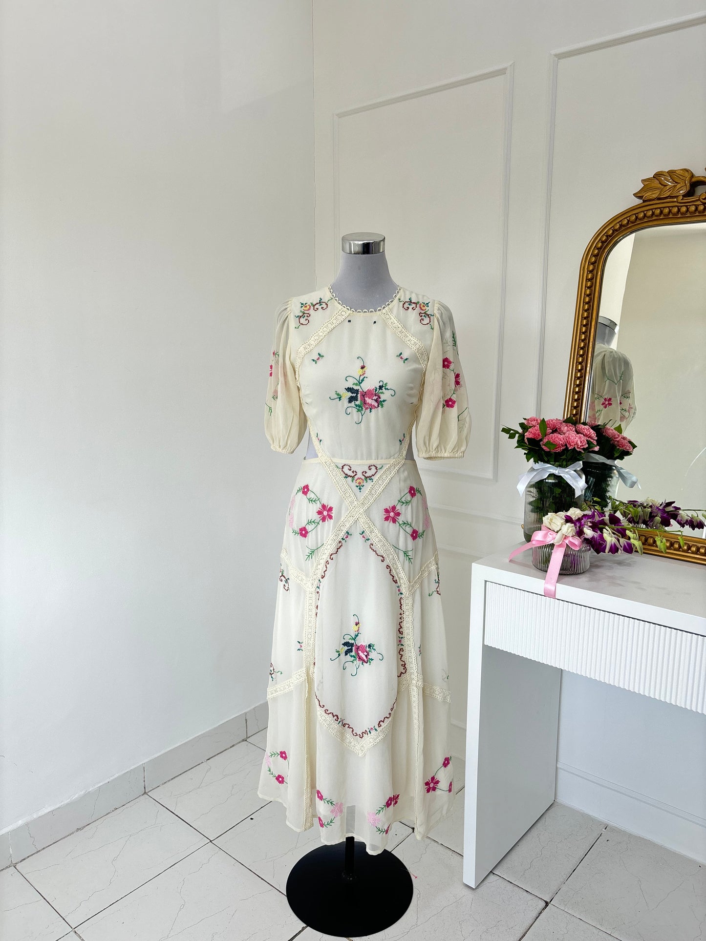 Ivy Embroidered Dress (S-L)