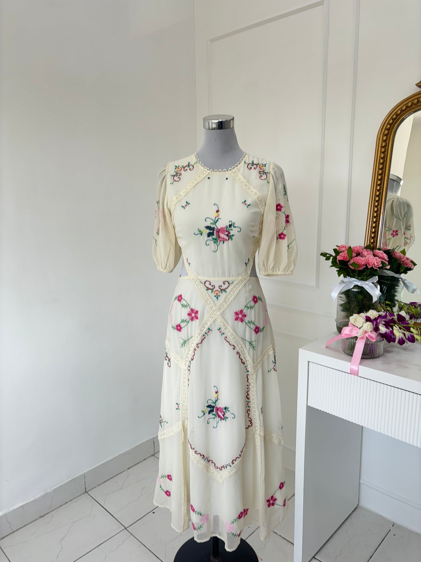 Ivy Embroidered Dress (S-L)